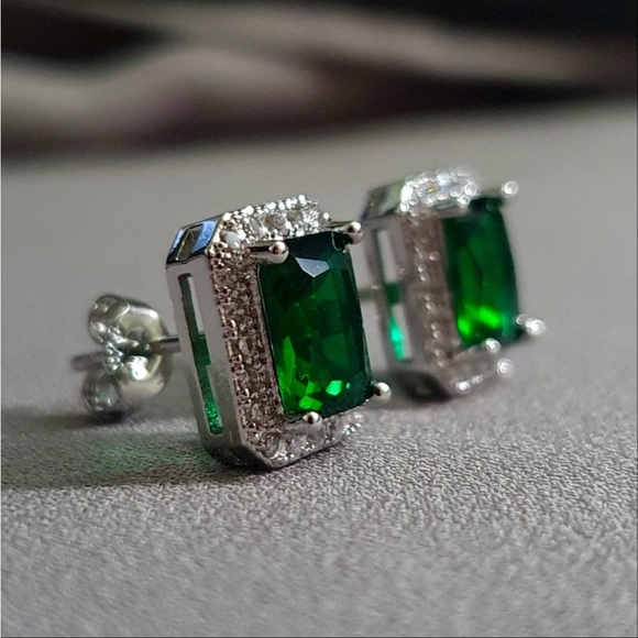 New Women’s 925 Silver Lovely Rectangle Cut Green Emerald Earrings - Picture 2 of 4